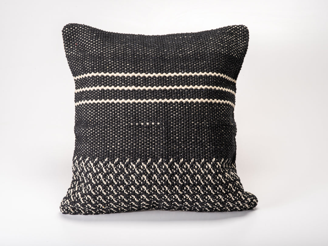 Oreiller décoratif Boho noir fait à la main 20"x 20"