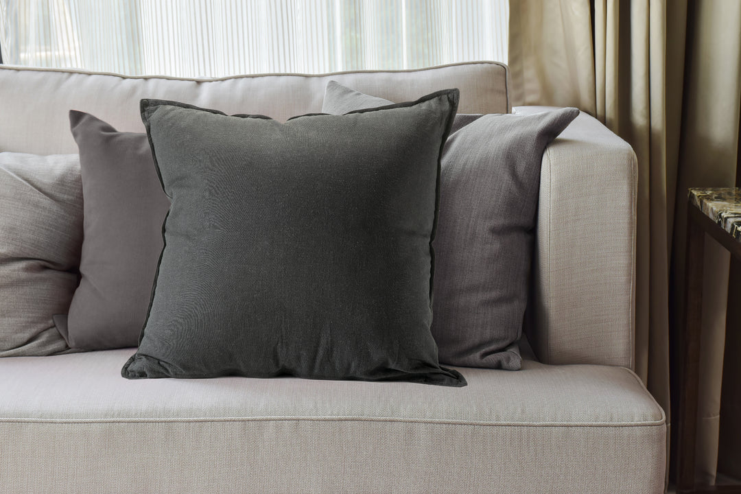 Oreiller décoratif en lin noir 24" x 24"