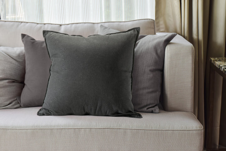 Oreiller décoratif en lin noir 24" x 24"