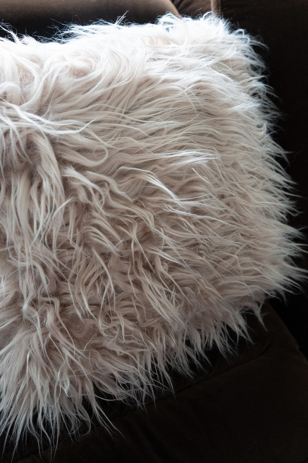 Coussins taupe en fausse fourrure de mouton 50x50 cm